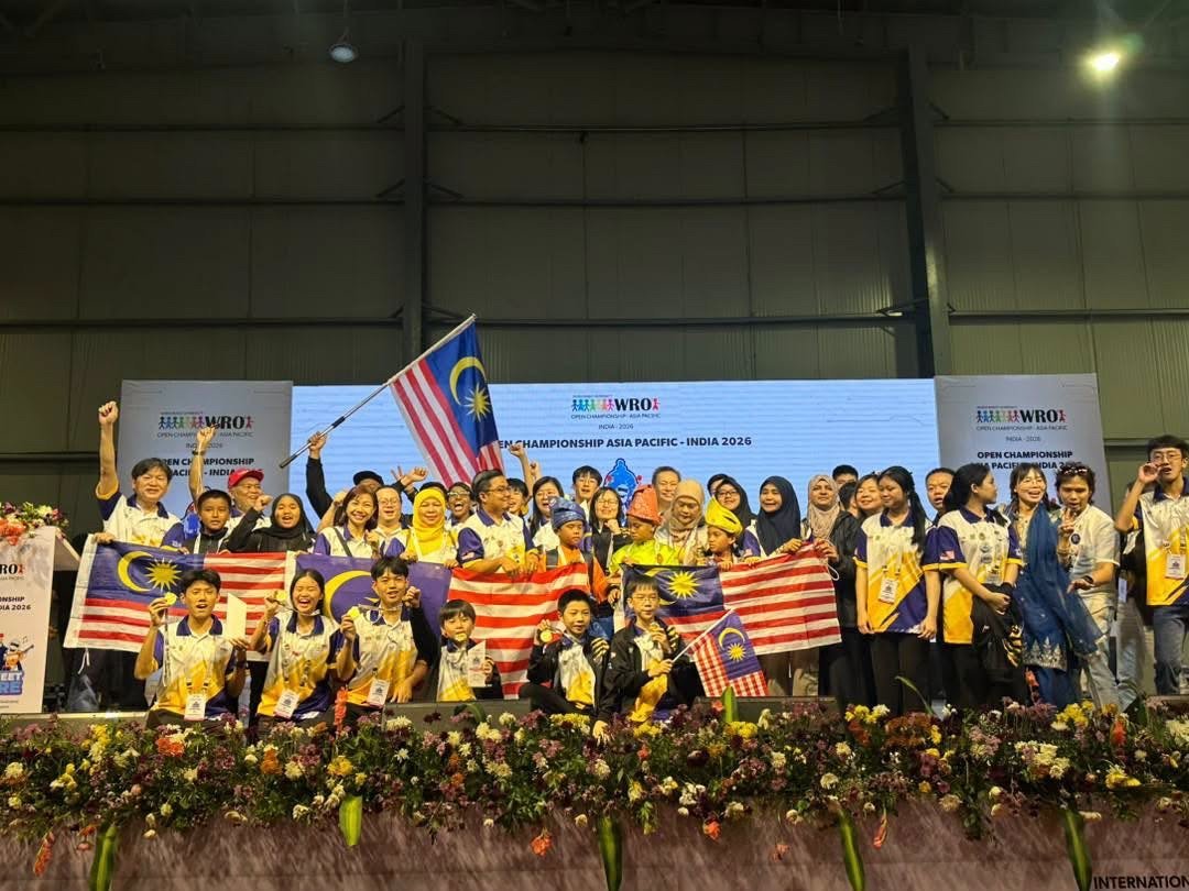 Pasukan robotik murid Malaysia dengan Jalur Gemilang
